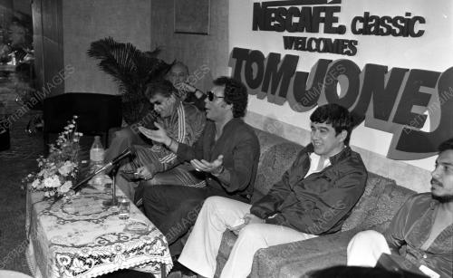 KL01_27012015_TOM_JONES