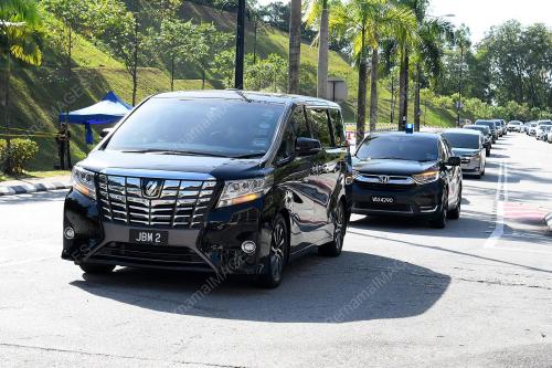 PIMPINAN PARTI MEMASUKI PERKARANGAN ISTANA