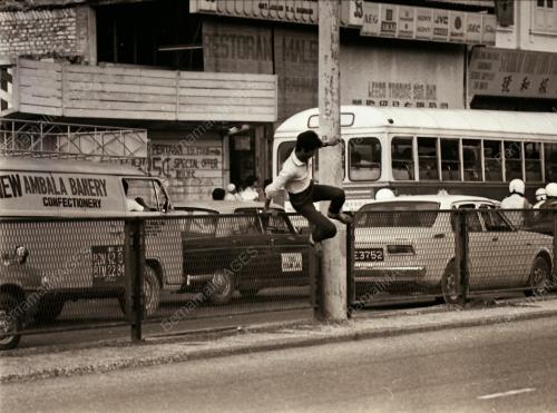 MELINTAS JALAN