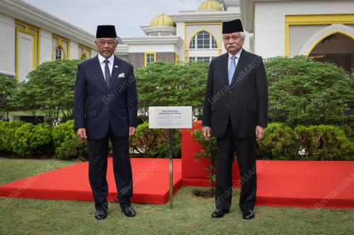 AL-SULTAN ABDULLAH RI'AYATUDDIN AL-MUSTAFA BILLAH SHAH