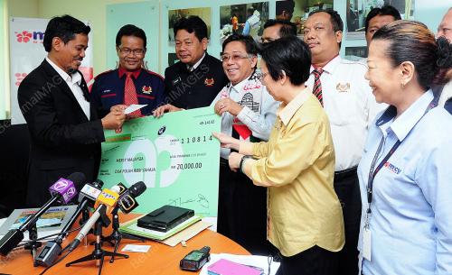 KL01_SERAH_CEK_MERCY_MALAYSIA_11082014