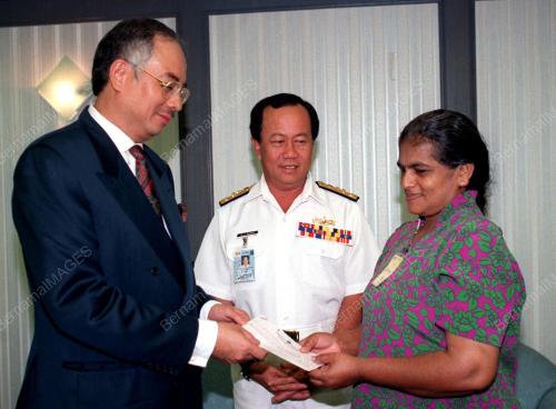 KL02-090200_NAJIB_SERAH_CEK_07012016
