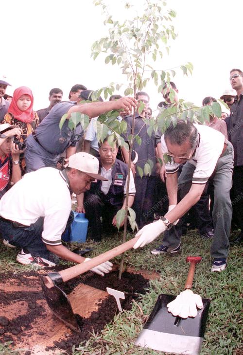 KL02-15_10_2000_MAHATHIR-POKOK_14012016