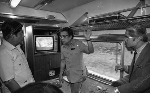 KL02_02032015_KERETA_API
