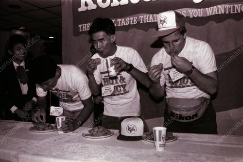PERTANDINGAN MAKAN KENTUCKY NUGGETS