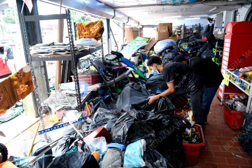 KERJA PEMBERSIHAN SELEPAS BANJIR