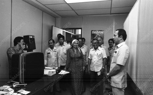 KL02_03072015_TANDA_NAMA