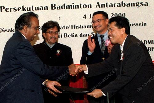 MENANDATANGANI PERJANJIAN