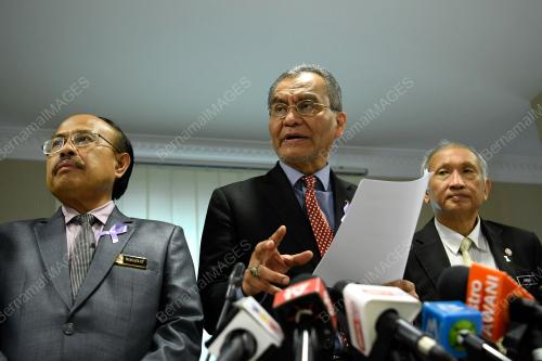 DATUK SERI DR DZULKEFLY AHMAD