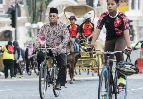 KL02_04092016_FREE_CAR