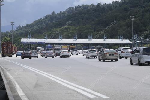 TINJAUAN PLAZA TOL GOMBAK