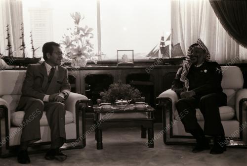 YASSER ARAFAT LAWAT PEJABAT PERDANA MENTERI