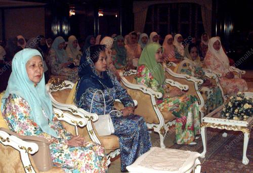 PERMAISURI HADIRI CERAMAH AGAMA