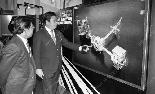 KL02_05102015_PAMERAN_PETRONAS