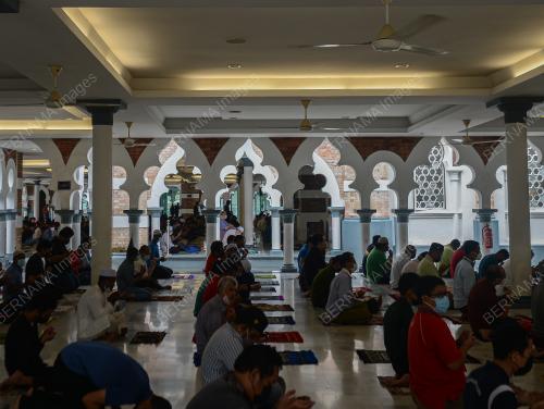 SOLAT JEMAAH DI MASJID