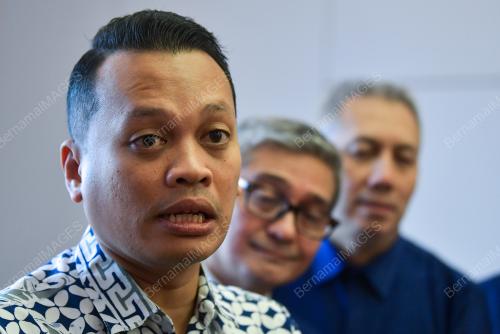 NIK NAZMI NIK AHMAD
