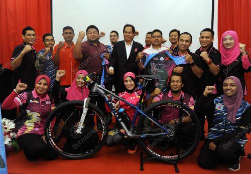 KL02_06102017_PINKY_RIDE_BN201710047475
