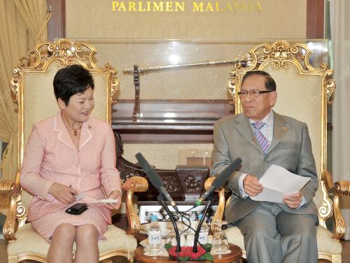TAN SRI ABU ZAHAR UJANG
