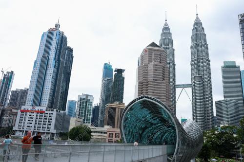 TINJAUAN PELANCONG TEMPATAN DAN LUAR NEGARA
