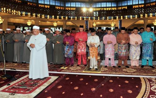 KL02_08082013_AGONG_SOLAT
