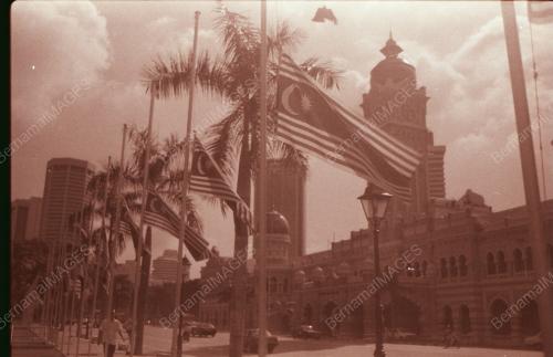 BENDERA SETENGAH TIANG