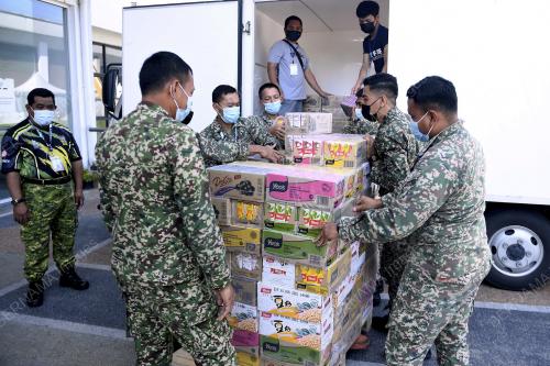 LEMBAGA ZAKAT SELANGOR SERAH PEK MAKANAN DAN MINUMAN KEPADA PKRC