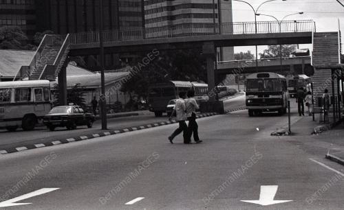 MELINTAS JALAN