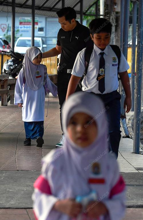 TINJAUAN HARI PERTAMA SESI PERSEKOLAHAN