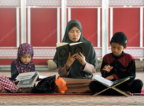 KL02_11092016_WORLD_QURANHOUR