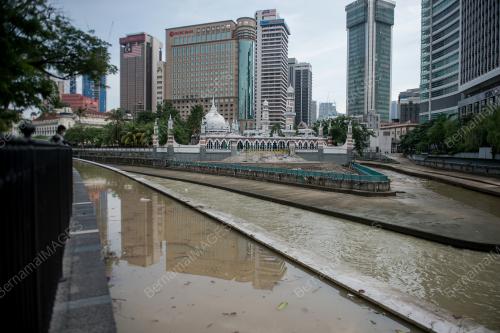 KERJA PEMBERSIHAN AKIBAT BANJIR DI KUALA LUMPUR