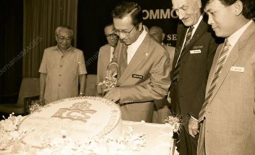 KL02_120390_COMMONWEALTH