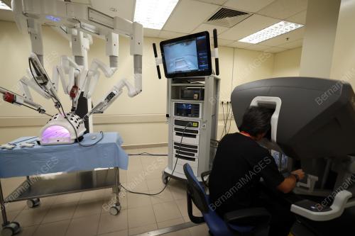 SISTEM PEMBEDAHAN ROBOTIK DA VINCI SI GENERASI KE-4