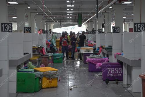 PEKERJA PASAR BORONG KL DAN PASAR HARIAN SELAYANG TERIMA VAKSIN