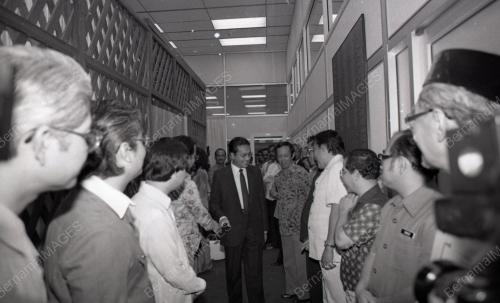 DR. MAHATHIR MOHAMAD