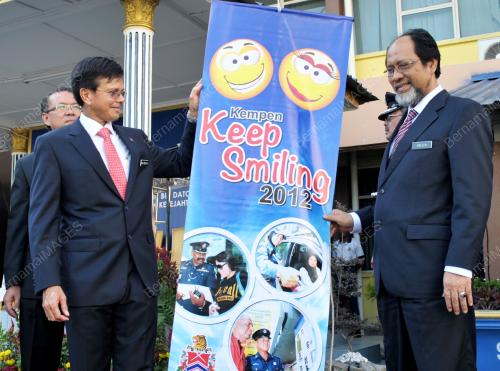 KL02_14052012_SMILING