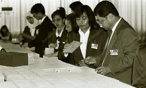 KL02_150390_BALLOTING