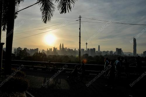 PEMANDANGAN MATAHARI TERBIT DI IBU KOTA
