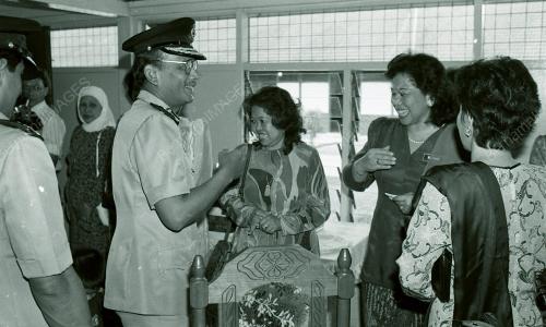 NAPSIAH OMAR SAMPAI BUNGKUSAN KUIH RAYA KEPADA BALU FRU