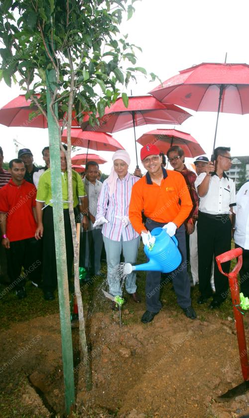 DATUK RAJA NONG CHIK RAJA ZAINAL ABIDIN