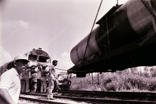 KERETAPI BARANG BERLANGGAR