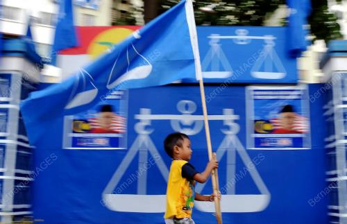 KL02_18042013_BENDERA