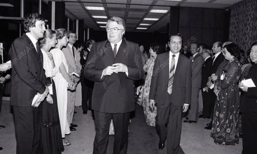 DISEMBER 1982