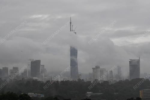 AWAN RENDAH MENYELUBUNGI IBU KOTA