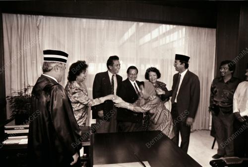 SENATOR ANGKAT SUMPAH