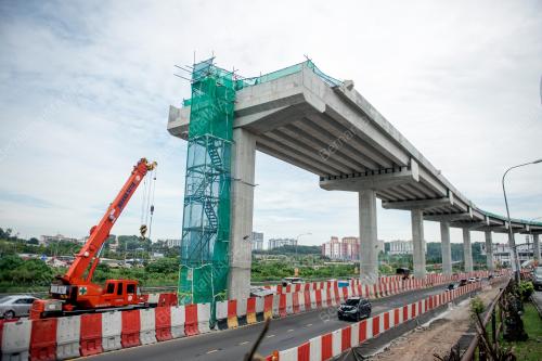 LOKASI BATU KONKRIT DARI STURKTUR BINAAN SUKE TERJATUH