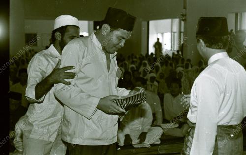 DR YUSOF NOR SAMPAIKAN BANTUAN KEPADA FAKIR MISKIN
