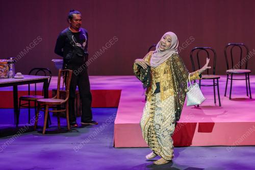 PEMENTASAN TEATER CIK ROS