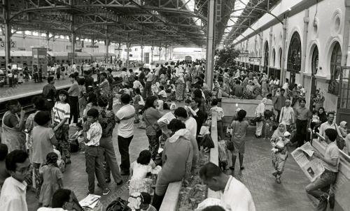 KESIBUKAN STESEN KERETAPI MENJELANG HARI RAYA