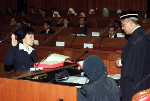SENATOR ANGKAT SUMPAH
