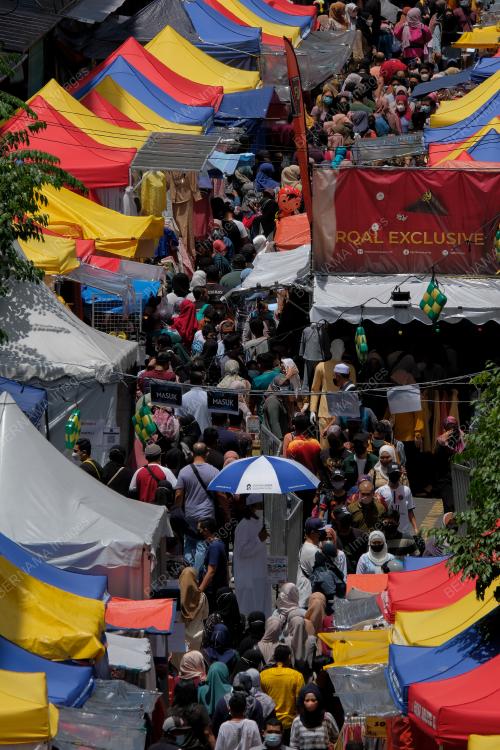 TINJAUAN ORANG RAMAI MEMBUAT PERSIAPAN HARI RAYA